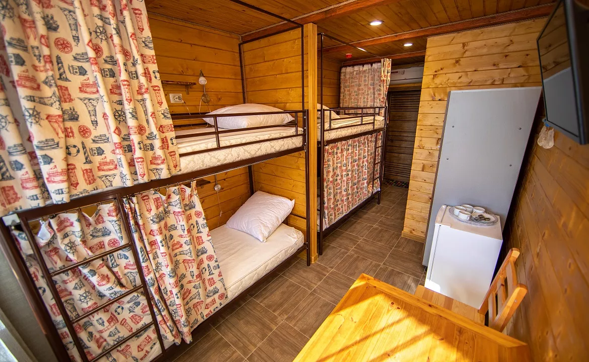 Кровать в общем номере для мужчин с 4 кроватями. Хостел Bamboo Hotel. Адлер