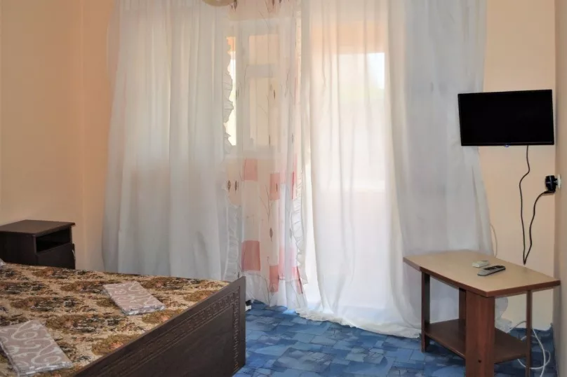 2х.местный. Гостевой дом У Георгия . Витязево