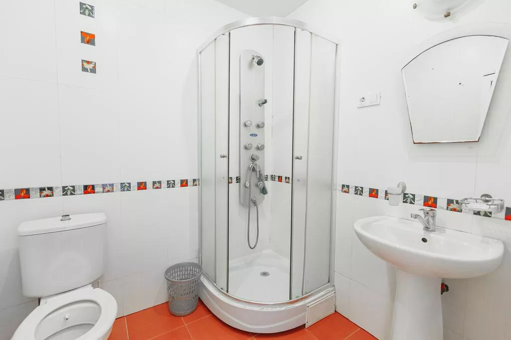 . Эллинг Море за окном Азовская 18. Лоо