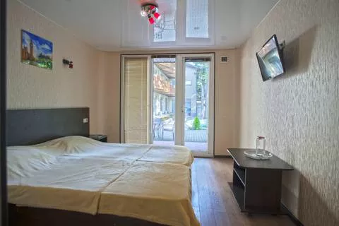 Четырехместный с удобствами и кондиционером. База отдыха "Платан". Лазаревское Четырехместный с удобствами и кондиционером. База отдыха "Платан". Лазаревское