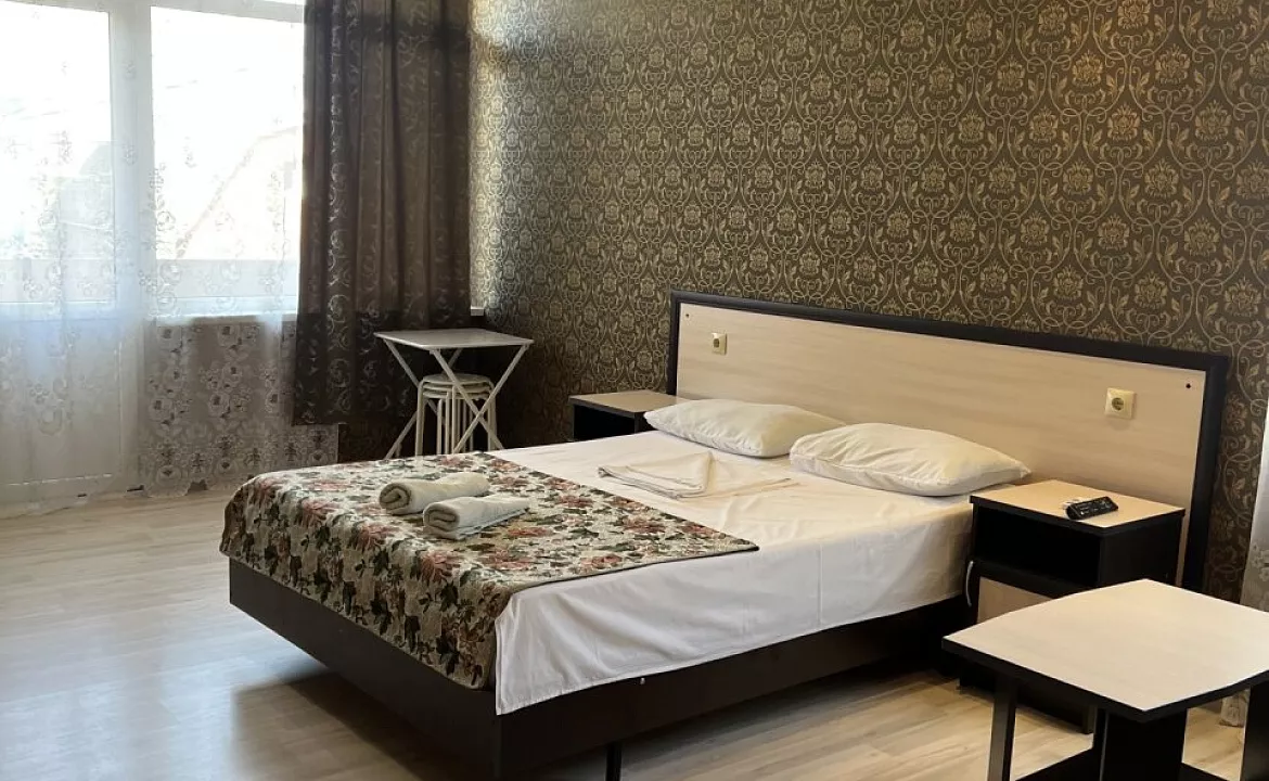 Четырехместный улучшенный номер с балконом, от 1 до 4 гостей, двуспальная кровать, балкон. Мини-отель Моника. Анапа Четырехместный улучшенный номер с балконом, от 1 до 4 гостей, двуспальная кровать, балкон. Мини-отель Моника. Анапа