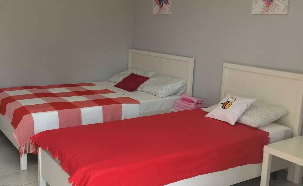 Трёхместный номер. Гостевой дом «Пчела». Ейск