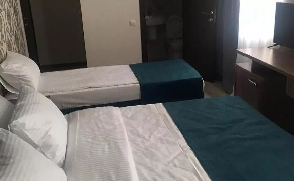 СТАНДАРТНЫЙ 3-МЕСТНЫЙ НОМЕР С ДВУСПАЛЬНОЙ КРОВАТЬЮ И ОДНОСПАЛЬНОЙ КРОВАТЬЮ. Гостевой дом "Family". Лазаревское