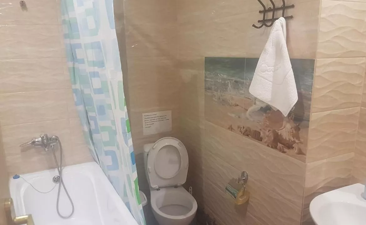 Трехместный номер с собственной ванной комнатой. Отель На Поляне. Красная Поляна