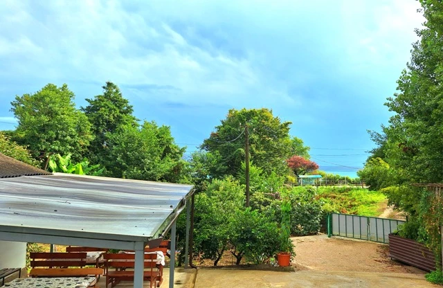 . ОТДЕЛЬНЫЙ 2-х комнатный ДОМИК со всеми удобствами  (семь спальных мест)!  МОРЕ напротив! . Новый Афон