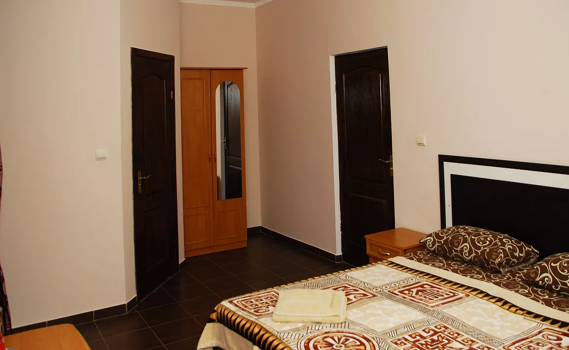 3х местный. Гостиница "Олимп" . Береговое