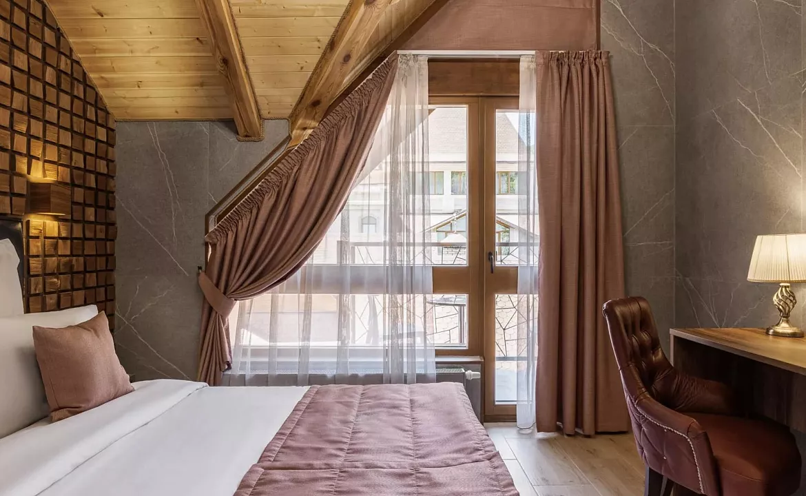 Делюкс с балконом. Отель "Stellar Collection Chalet". Красная Поляна