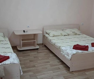 Классический трехместный номер. Гостевой дом "На Изумрудной 45/1" .  Классический трехместный номер. Гостевой дом "На Изумрудной 45/1" .