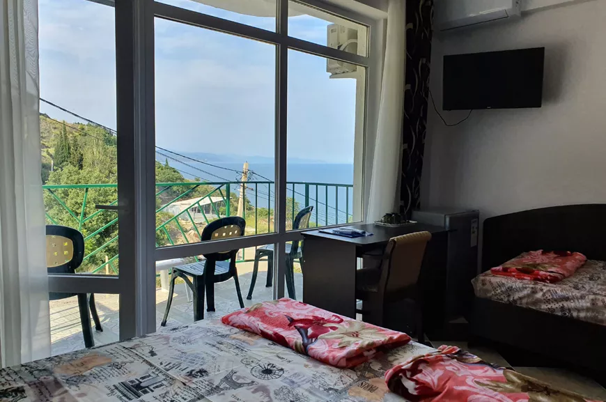 3-местный номер с балконом и видом на море и горы. Гостевой дом «Камилла Sunrise». Алушта