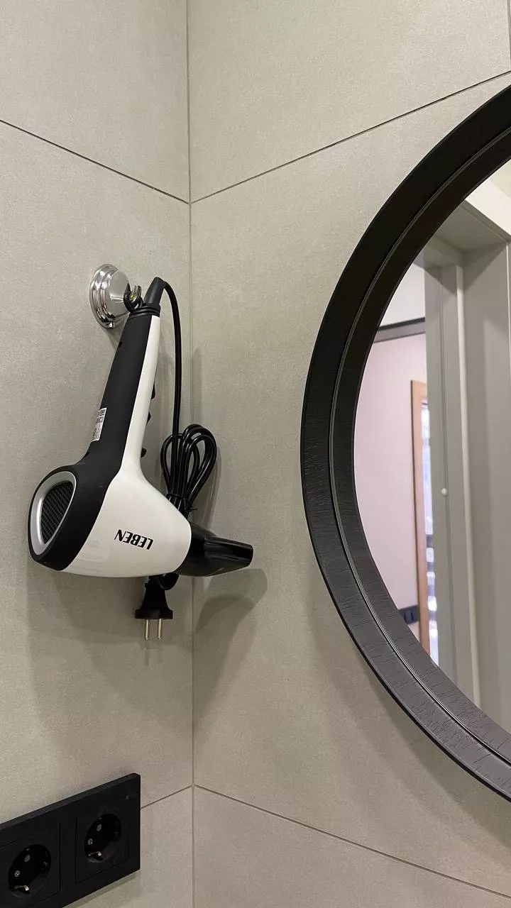 . Частный сектор Красная Поляна с видом на озеро и горы. Красная Поляна