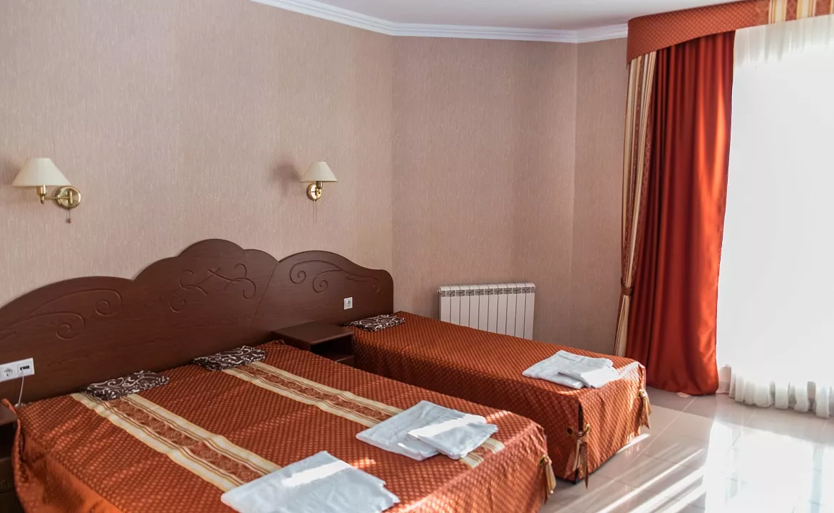 Трехместный номер. Гостиница "Южная ночь"      . Джубга