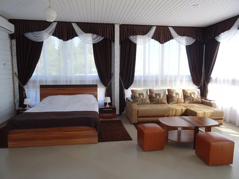 Полулюкс с витражными окнами(с видом на море). Гостевой дом "Золотые пески". Гудаута