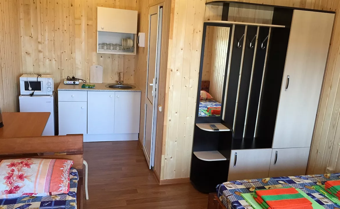 Трехместный номер с видом во двор.. Гостевой дом Морской бриз - Кучугуры. Кучугуры Трехместный номер с видом во двор.. Гостевой дом Морской бриз - Кучугуры. Кучугуры