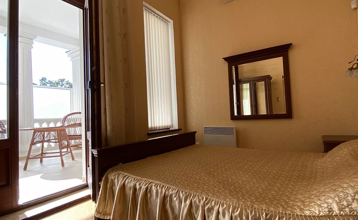 Люкс с террасой. Вилла "Ренессанс". Кореиз