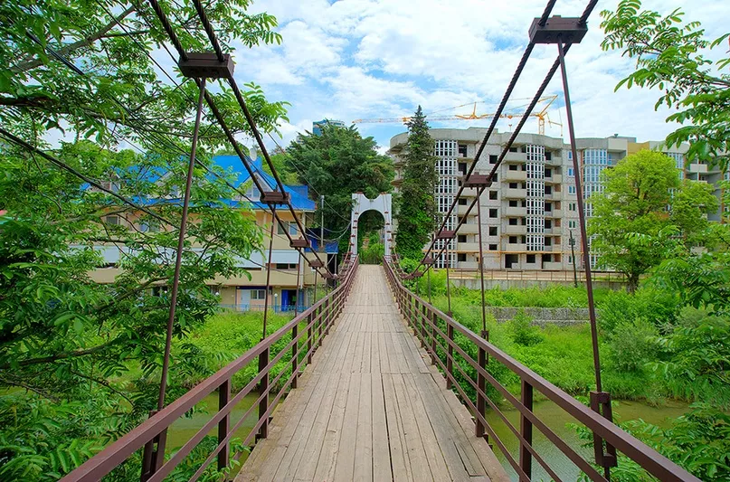 Подвесной мост. Фото взято из аккаунта ВКонтакте: https://vk.com/zhivu_v_sochi