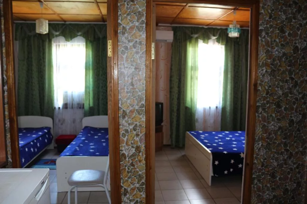 ЧЕТЫРЕХМЕСТНЫЙ ДВУХКОМНАТНЫЙ. Гостевой дом "Сибирячка". Ольгинка