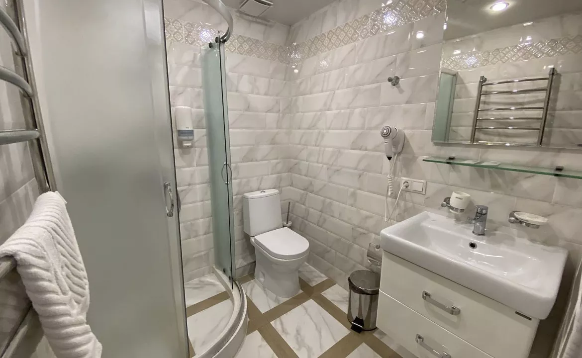 Улучшенный трехместный номер с 1 кроватью или 2 отдельными кроватями и креслом-кроватью. Отель BLUE MARINE HOTEL. Адлер