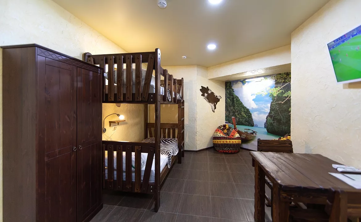 Двухъярусная кровать в общем номере для мужчин с 2 кроватями. Хостел Bamboo Hotel. Адлер