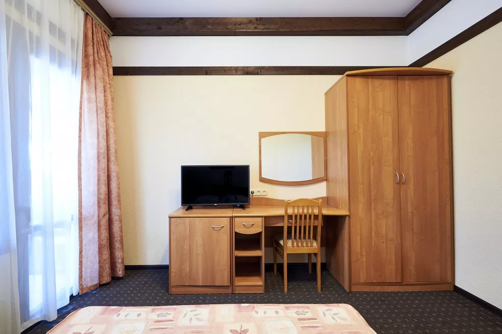 «Дэлюкс» — двухкомнатный номер. Пансионат "Лад" ★★★. Макопсе «Дэлюкс» — двухкомнатный номер. Пансионат "Лад" ★★★. Макопсе