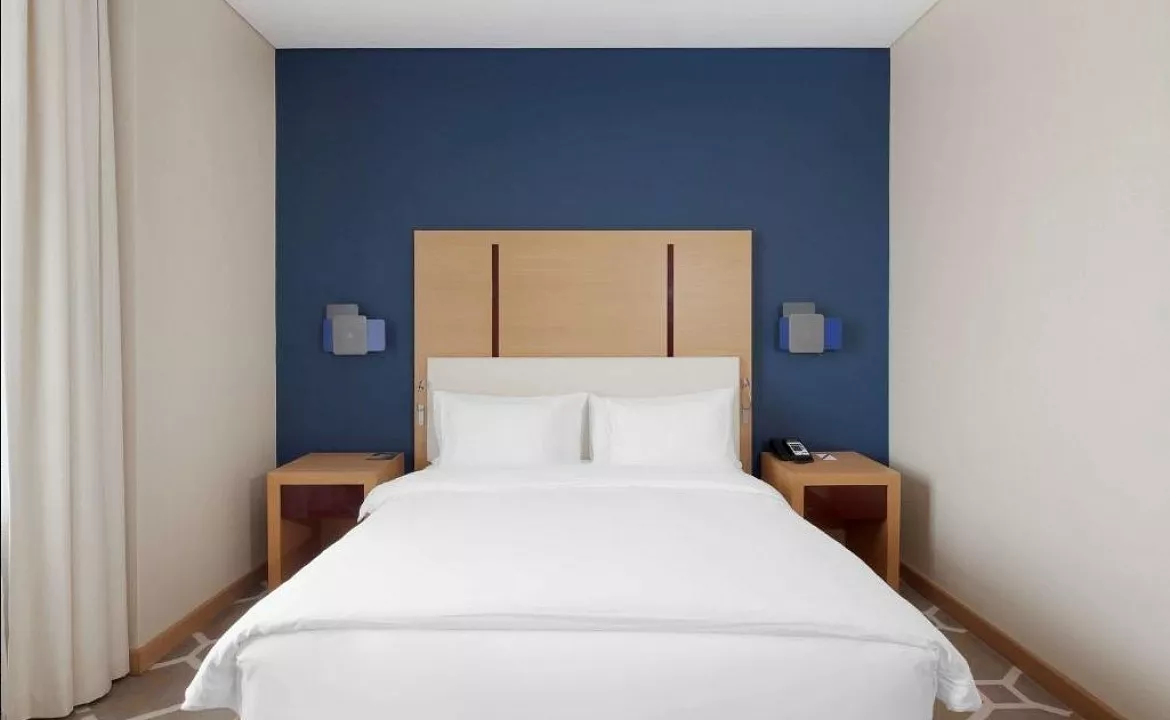 Улучшенный двухместный номер с 1 кроватью. Курортный отель Novotel Resort Krasnaya Polyana Sochi. Красная Поляна