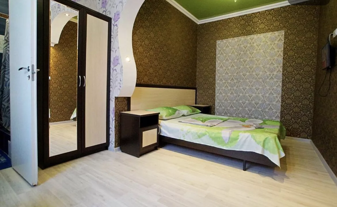 Стандартный двухместный номер с двухспальной кроватью, от 1 до 3 гостей, двуспальная кровать. Мини-отель Моника. Анапа Стандартный двухместный номер с двухспальной кроватью, от 1 до 3 гостей, двуспальная кровать. Мини-отель Моника. Анапа