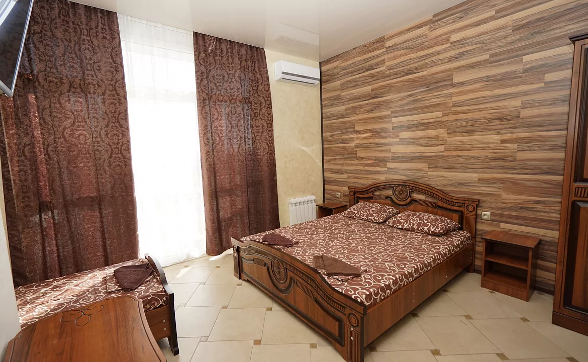 Номер на троих с балконом . Гостевой дом Эвелина - Лазаревское. Лазаревское