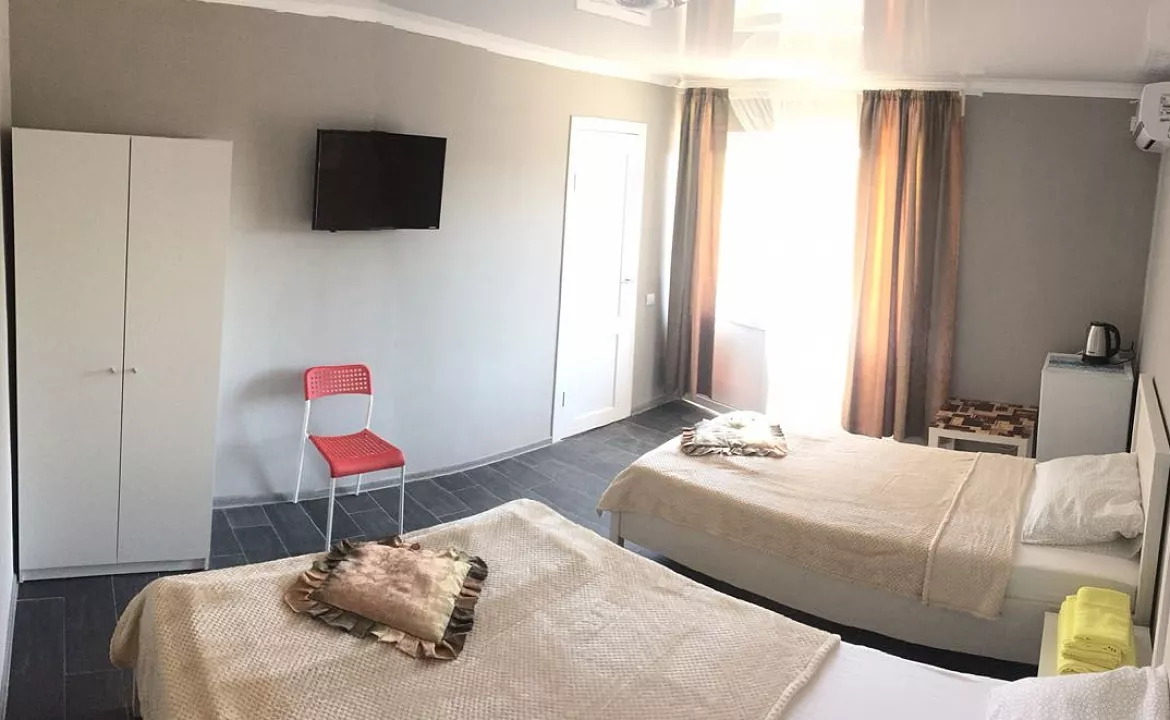 Трёхместный номер. Гостевой дом «Пчела». Ейск