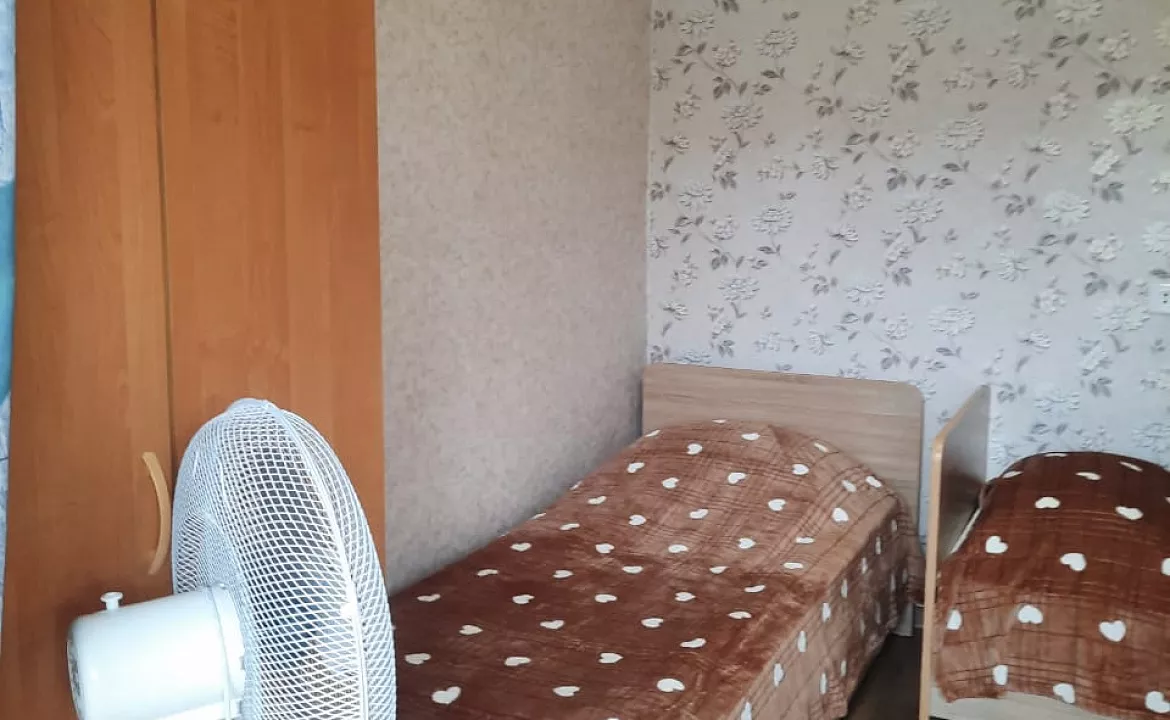 Трехместный удобства на этаже.. Гостевой дом "Галина" . Вишневка Трехместный удобства на этаже.. Гостевой дом "Галина" . Вишневка