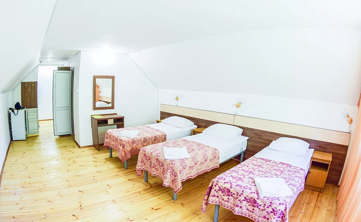 Трехместный номер категории «Улучшенный». База отдыха "Слава". Витязево