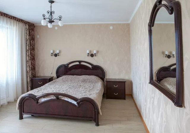  4 -х местный 2-х комнатный люкс в главном корпусе. Гостиница комплекс "Новинка". Ейск