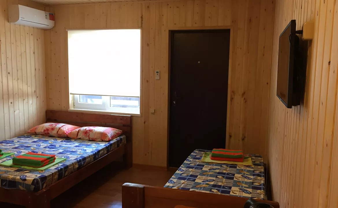 Трехместный номер с видом во двор.. Гостевой дом Морской бриз - Кучугуры. Кучугуры Трехместный номер с видом во двор.. Гостевой дом Морской бриз - Кучугуры. Кучугуры