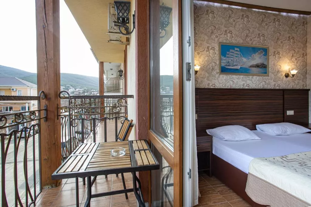 Трехместный номер с балконом. Отель Атмосфера. Кабардинка Трехместный номер с балконом. Отель Атмосфера. Кабардинка