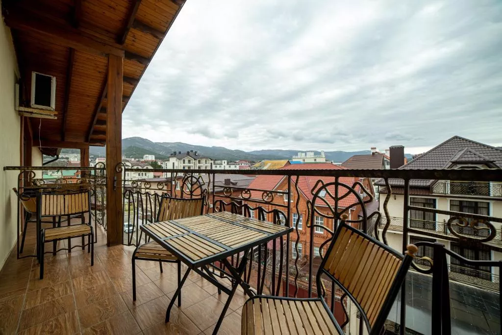 Четырехместный номер с балконом. Отель Атмосфера. Кабардинка Четырехместный номер с балконом. Отель Атмосфера. Кабардинка