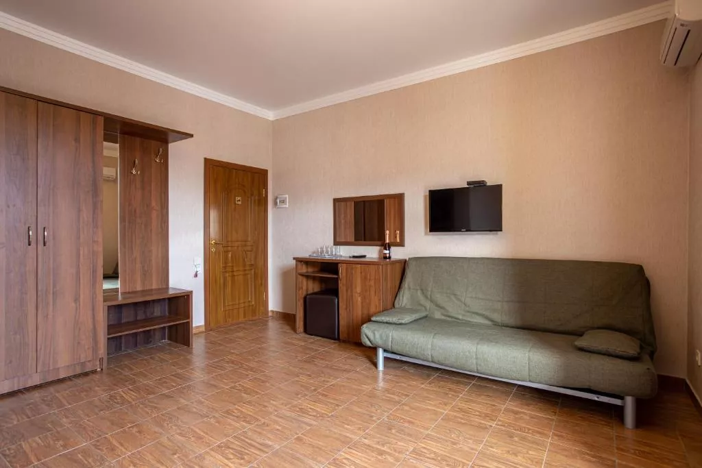 Четырехместный номер с балконом. Отель Атмосфера. Кабардинка Четырехместный номер с балконом. Отель Атмосфера. Кабардинка