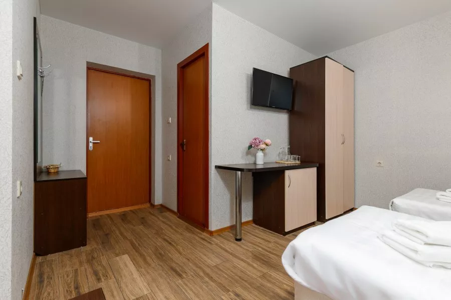 Номер стандарт трёхместный с двумя раздельными кроватями и балконом. Гостевой дом Ева. Адлер