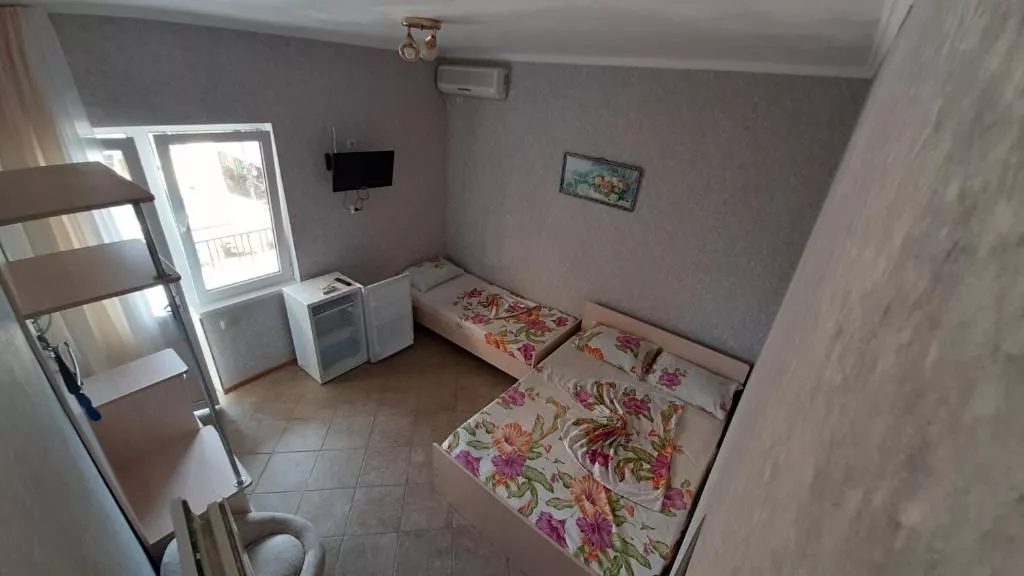 «Южный» Стандартный трехместный номер. Гостевой дом "Южный" у Гарика. Лазаревское «Южный» Стандартный трехместный номер. Гостевой дом "Южный" у Гарика. Лазаревское