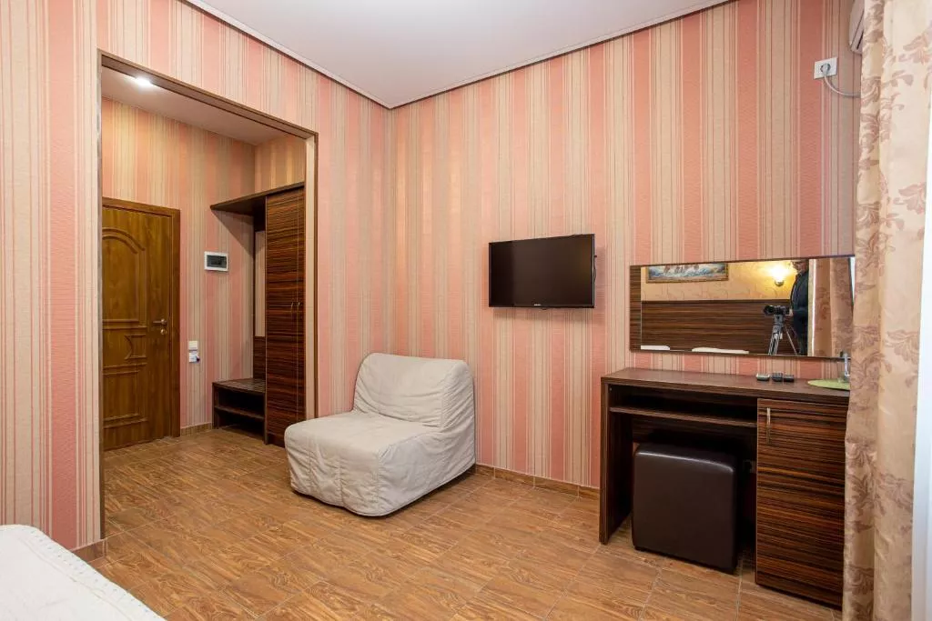 Трехместный номер с балконом. Отель Атмосфера. Кабардинка Трехместный номер с балконом. Отель Атмосфера. Кабардинка