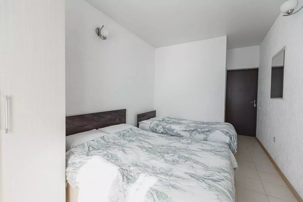 . Эллинг Море за окном Азовская 18. Лоо