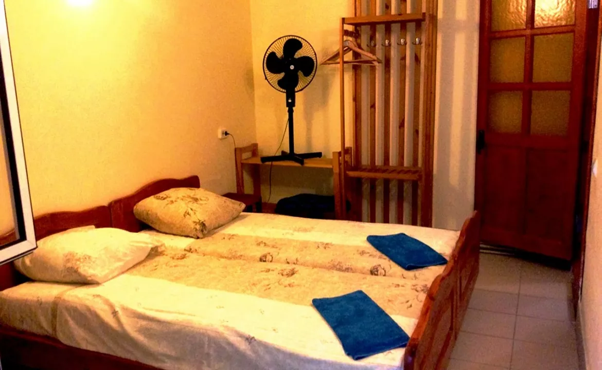 Двухместный номер с душем в отеле на берегу Черного моря. Гостиница "Тихий отель". Приморский Двухместный номер с душем в отеле на берегу Черного моря. Гостиница "Тихий отель". Приморский