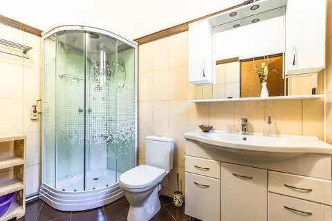 Номер 3-х местный 2-х комнатный с верандой. База отдыха «Крестьянское Подворье». Верхнее Джемете