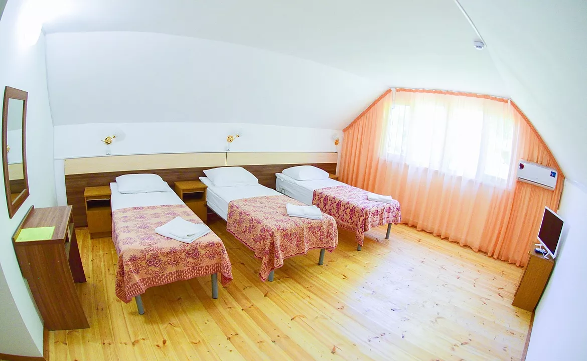 Трехместный номер категории «Улучшенный». База отдыха "Слава". Витязево