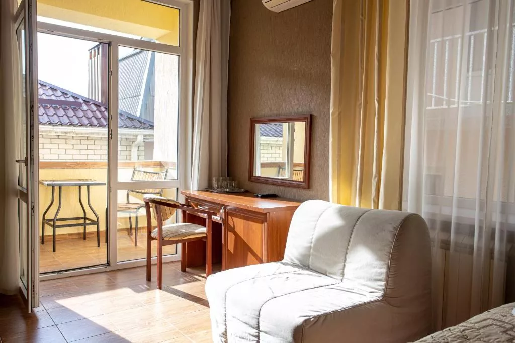 Трехместный номер с балконом. Отель Атмосфера. Кабардинка Трехместный номер с балконом. Отель Атмосфера. Кабардинка