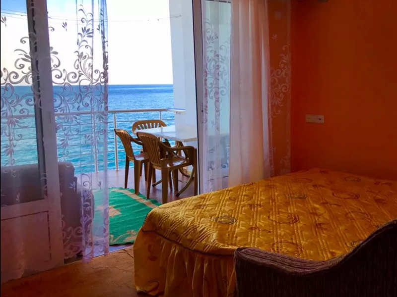 . Гостевой дом "До моря 9 метров". Утёс