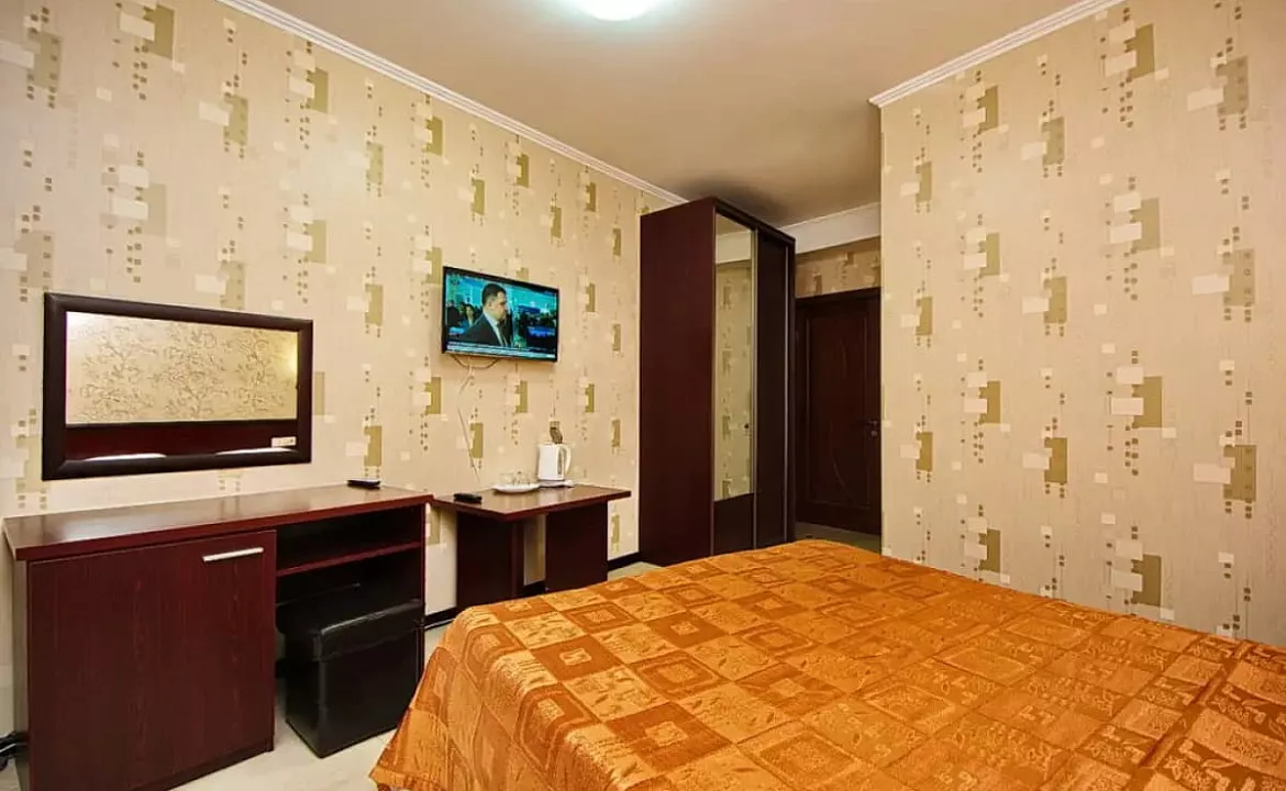 Двухместный номер без балкона на цоколе. Отель КАСТРО. Кабардинка