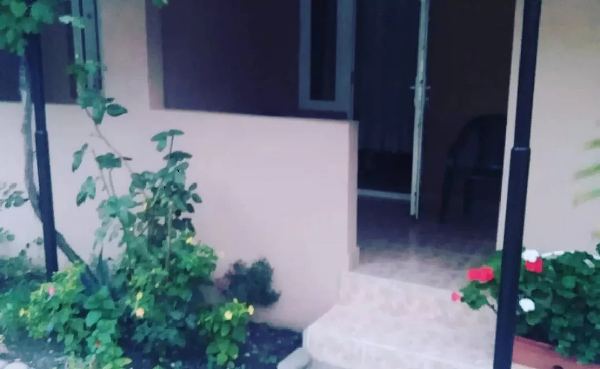 3-х местный с балконом и удобствами в номере. Гостевой дом Светлана на Алычевом. Лоо 3-х местный с балконом и удобствами в номере. Гостевой дом Светлана на Алычевом. Лоо