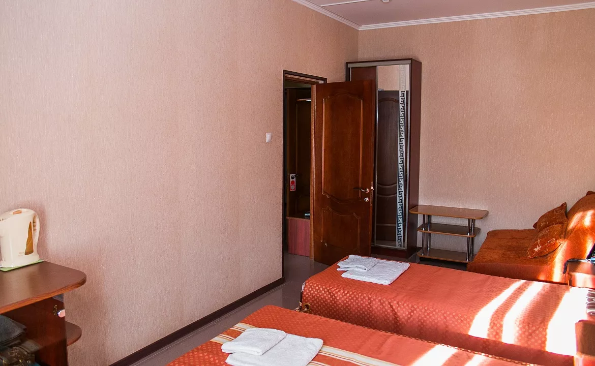 Трехместный номер. Гостиница "Южная ночь"      . Джубга