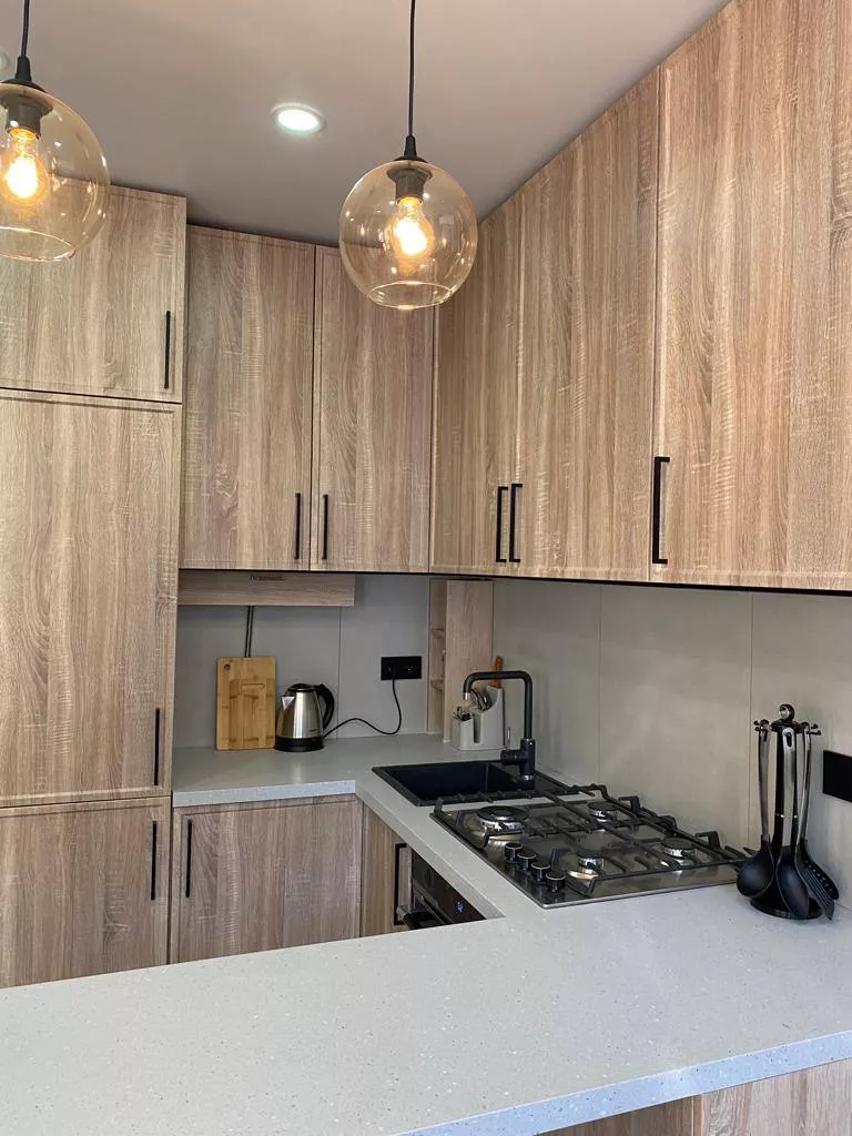 . Частный сектор Красная Поляна с видом на озеро и горы. Красная Поляна