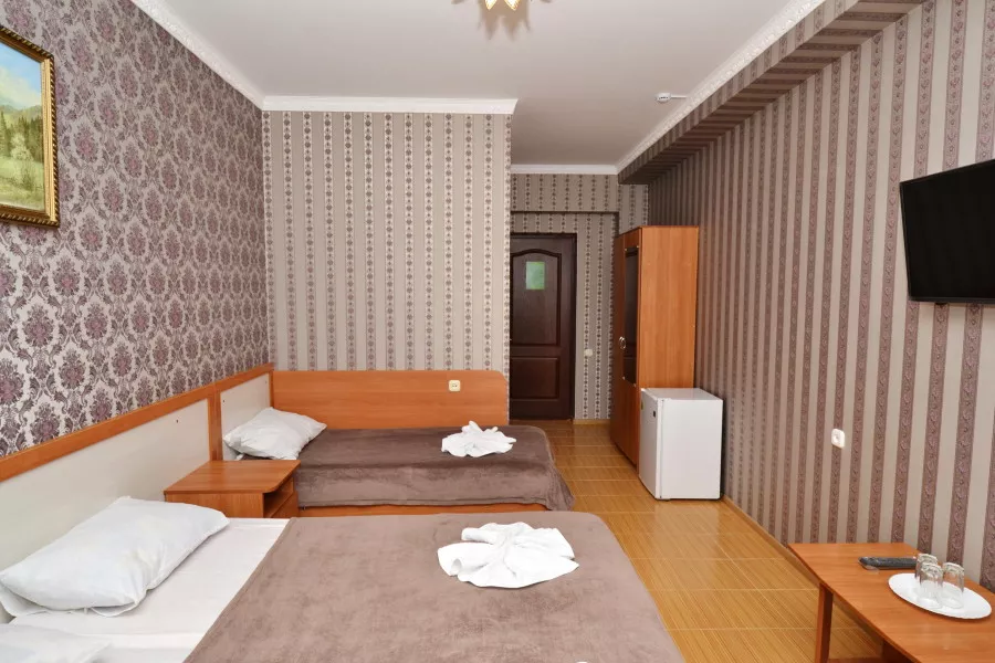 Полулюкс — трёхместный, с балконом. Гостевой дом «Алёша». Витязево