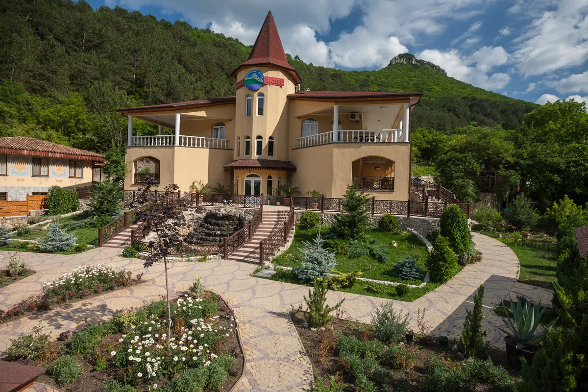 . Отель «Мангуп Кале» . Куйбышево