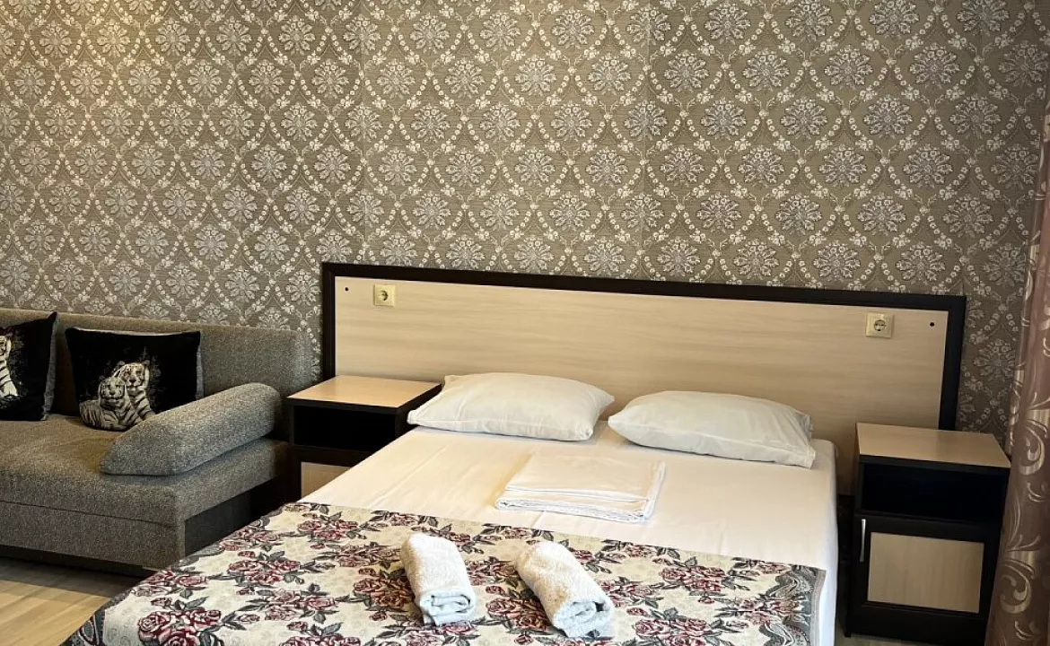 Четырехместный улучшенный номер с балконом, от 1 до 4 гостей, двуспальная кровать, балкон. Мини-отель Моника. Анапа Четырехместный улучшенный номер с балконом, от 1 до 4 гостей, двуспальная кровать, балкон. Мини-отель Моника. Анапа